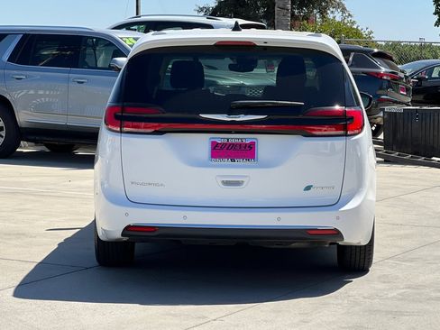 Used 2023 Chrysler Pacifica Limited FWD image 6