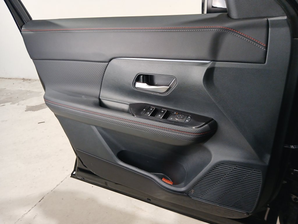 Used 2025 Nissan Kicks SR FWD image 29