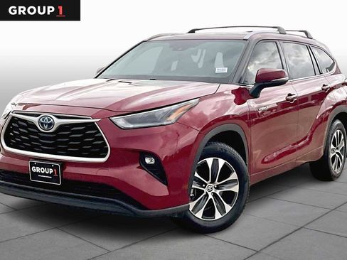 Used 2021 Toyota Highlander XLE image 1