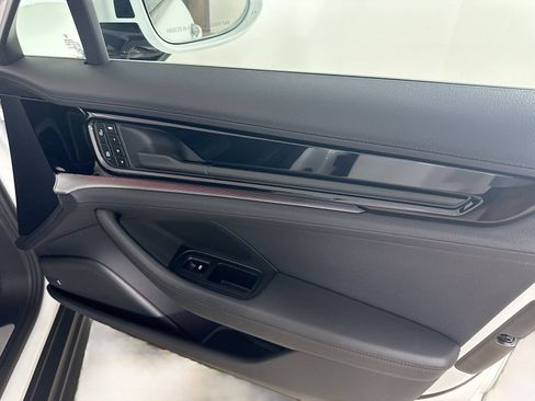 Used 2025 Porsche Panamera RWD image 41