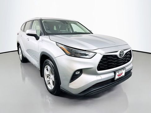 Used 2024 Toyota Highlander LE AWD/4WD image 3