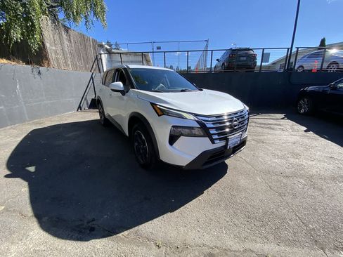 Used 2024 Nissan Rogue SV AWD/4WD image 8