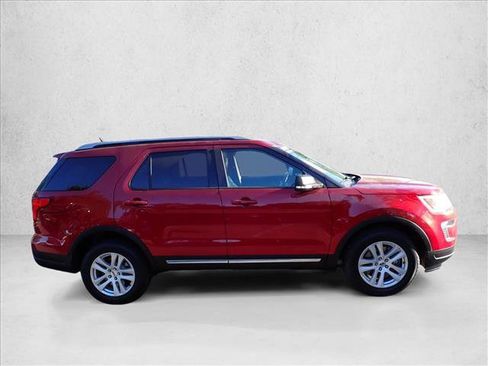 Used 2019 Ford Explorer XLT w/ Equipment Group 202A AWD/4WD image 5