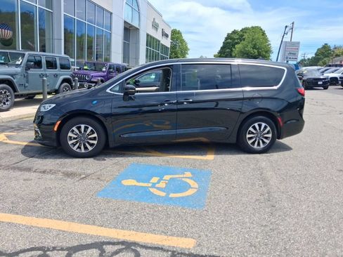 Used 2022 Chrysler Pacifica Touring-L FWD image 5
