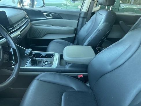 Used 2025 Kia Carnival FWD image 19