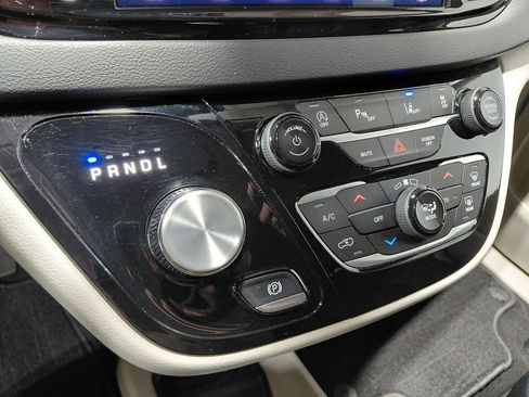 Certified 2024 Chrysler Pacifica Touring-L FWD image 37