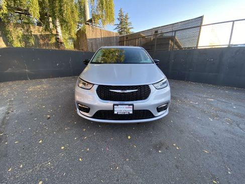 Used 2024 Chrysler Pacifica Limited FWD image 9