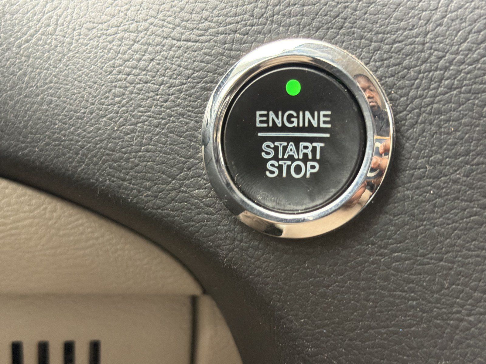 Used 2020 Ford Edge Titanium w/ Equipment Group 301A AWD/4WD image 28