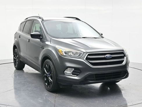 Used 2018 Ford Escape SE w/ SE Sport Appearance Package FWD image 3