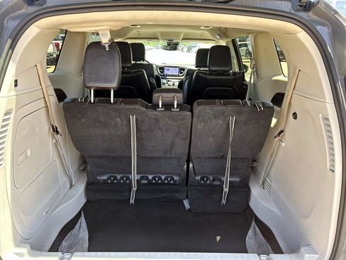 Used 2022 Chrysler Pacifica Touring-L FWD image 11