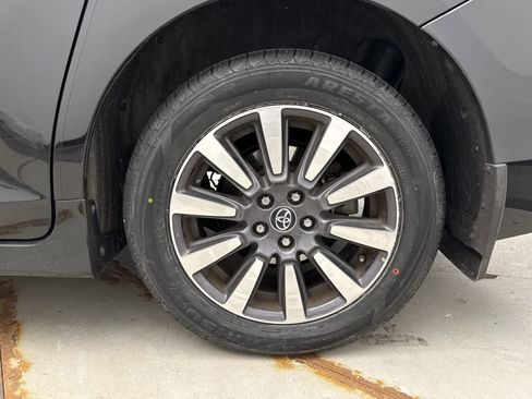 Used 2019 Toyota Sienna XLE w/ XLE Navigation Package AWD/4WD image 13