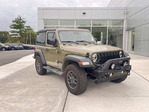 Used 2025 Jeep Wrangler Sport AWD/4WD image 2