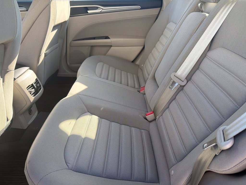 Used 2017 Ford Fusion SE w/ Fusion SE Technology Package FWD image 11