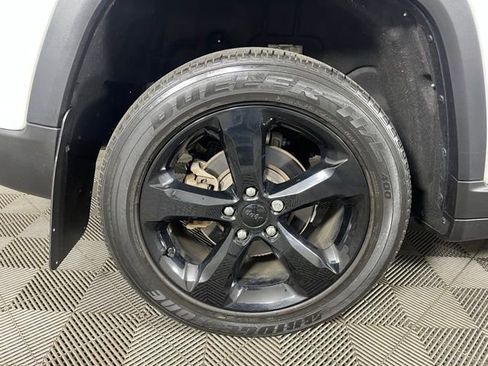 Used 2023 Jeep Grand Cherokee Altitude image 12