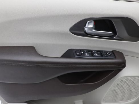 Used 2018 Chrysler Pacifica Touring-L image 14