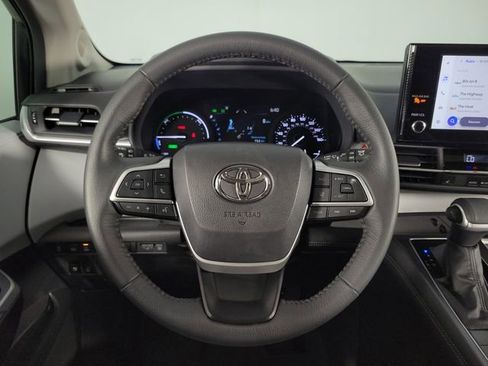 Used 2025 Toyota Sienna XLE w/ XLE Plus Package image 25