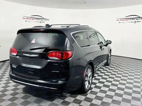 Used 2019 Chrysler Pacifica Limited w/ Tire & Wheel Group FWD image 8