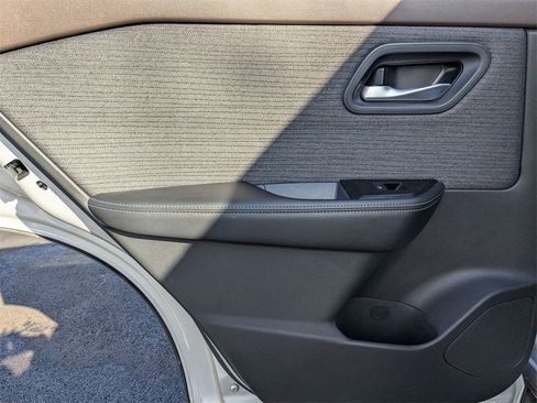 Used 2023 Nissan Rogue SV image 26