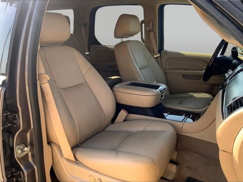 Used 2014 Cadillac Escalade Luxury RWD image 8