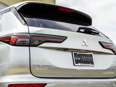 Used 2025 Mitsubishi Outlander SE AWD/4WD image 13