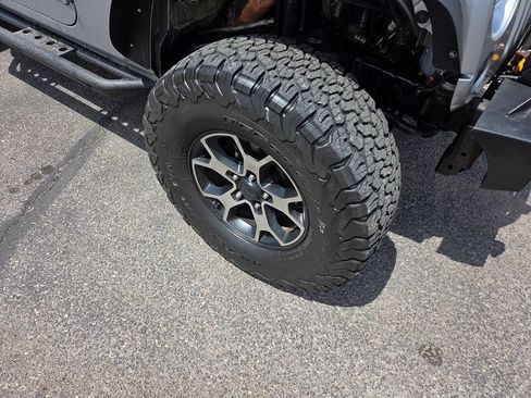Used 2018 Jeep Wrangler Unlimited Sahara w/ Connectivity Group AWD/4WD image 2