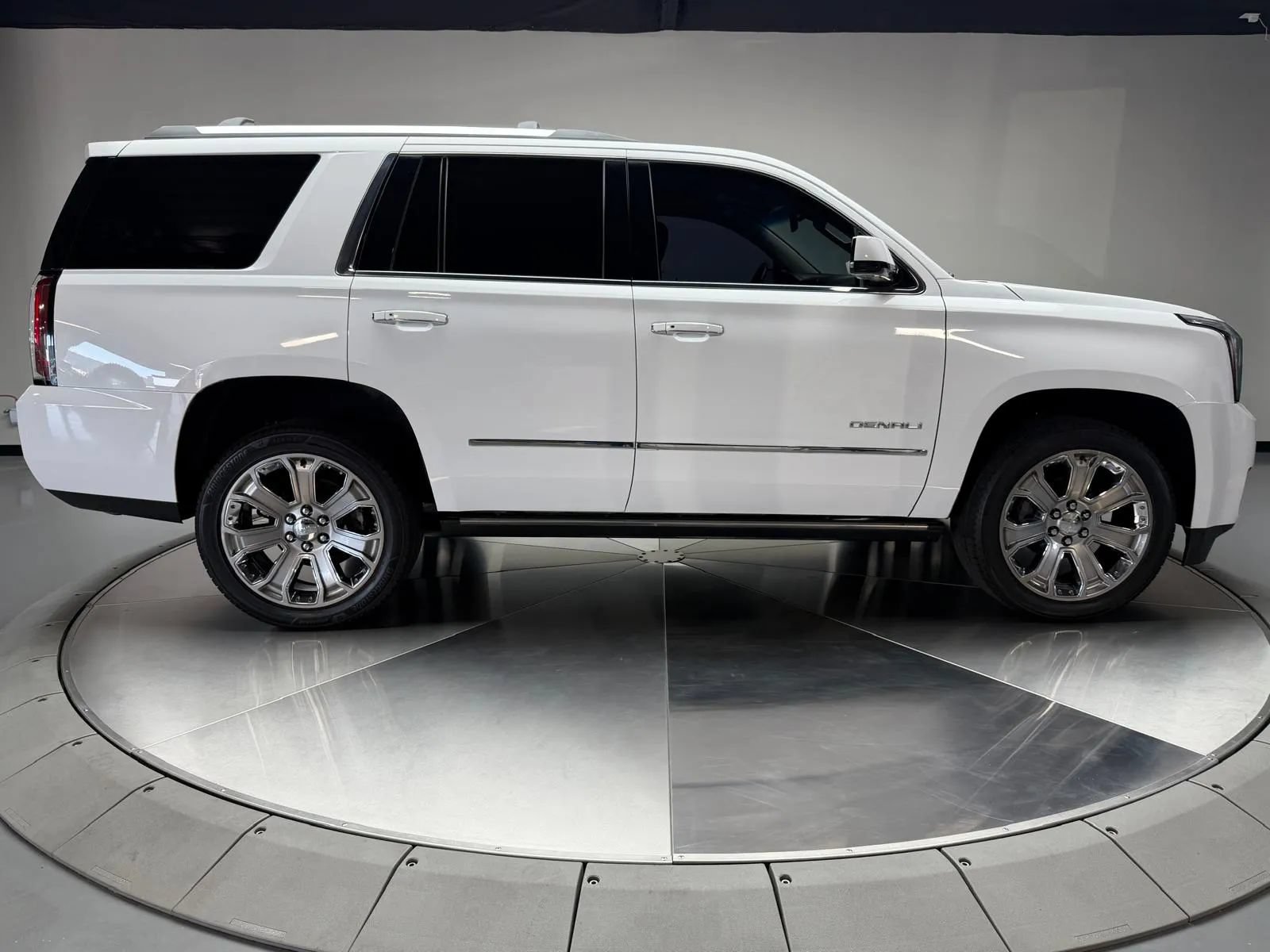 Used 2017 GMC Yukon Denali w/ Open Road Package RWD image 6