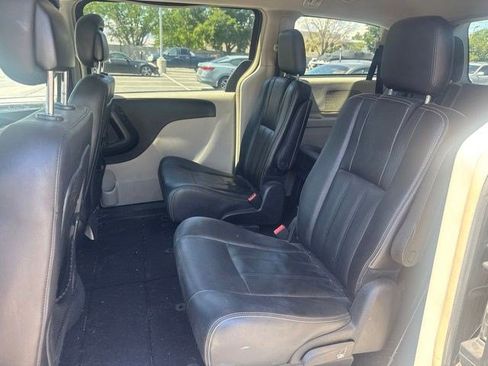 Used 2016 Chrysler Town & Country Touring FWD image 9