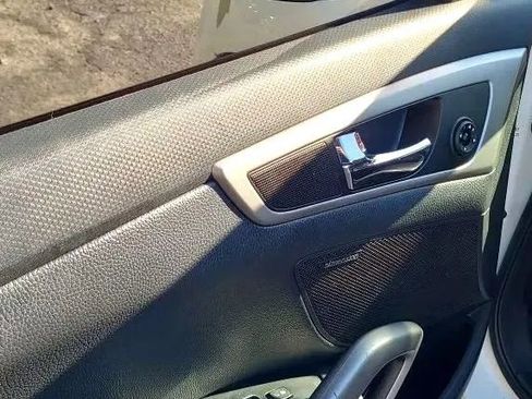 Used 2014 Hyundai Veloster RE:FLEX Edition image 12