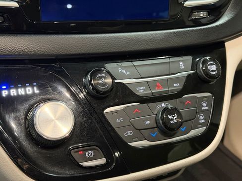 Used 2017 Chrysler Pacifica Touring image 28