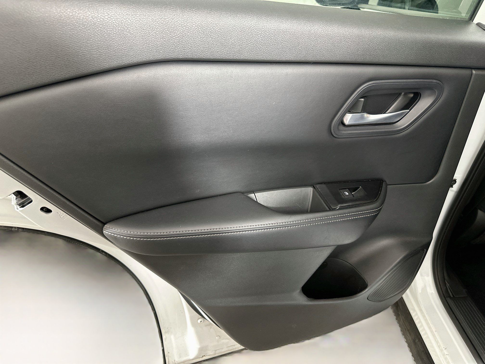 Used 2024 Nissan Rogue SV FWD image 25