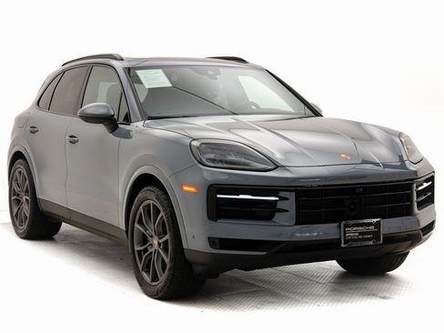 Used 2025 Porsche Cayenne image 32
