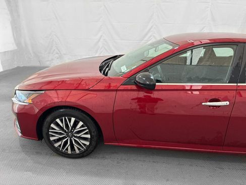 Used 2024 Nissan Altima 2.5 SV FWD image 3