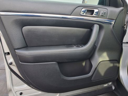 Used 2016 Lincoln MKS image 12