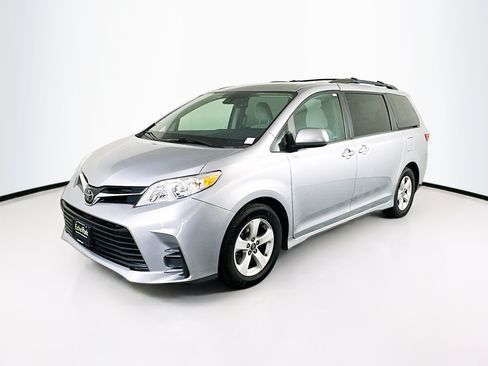 Used 2018 Toyota Sienna LE FWD image 3