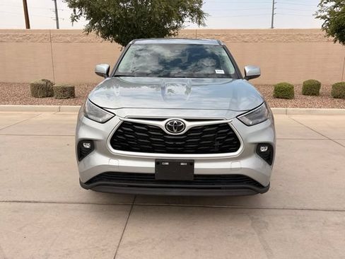 Used 2025 Toyota Highlander LE FWD image 3