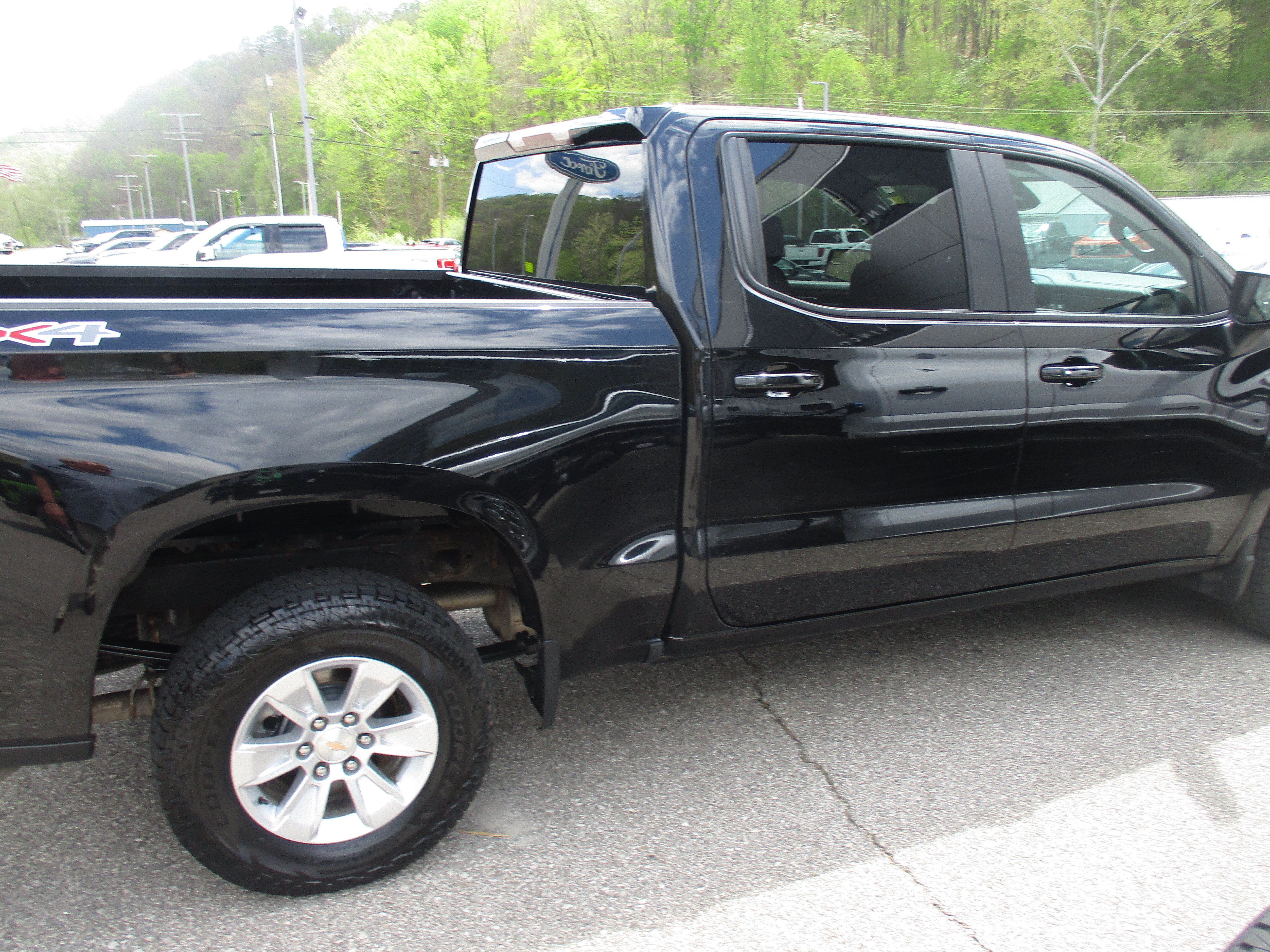 Used 2025 Chevrolet Silverado 1500 LT AWD/4WD image 3