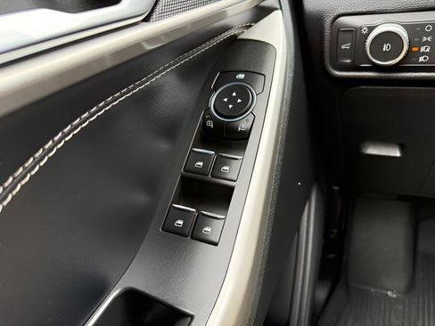 Used 2022 Ford Explorer XLT w/ Equipment Group 202A AWD/4WD image 22