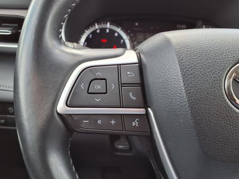 Used 2023 Toyota Highlander XLE FWD image 22
