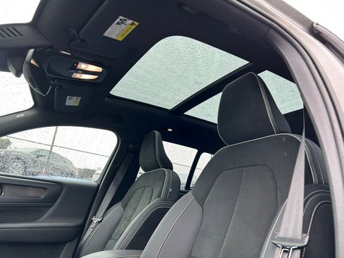 Used 2023 Volvo XC40 Recharge Plus image 17