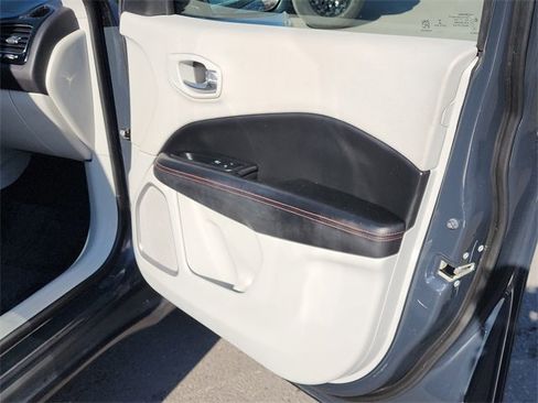 Used 2018 Jeep Compass Limited w/ Navigation Group image 17