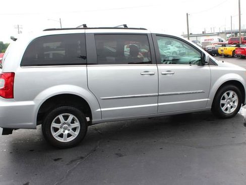 Used 2012 Chrysler Town & Country Touring image 16