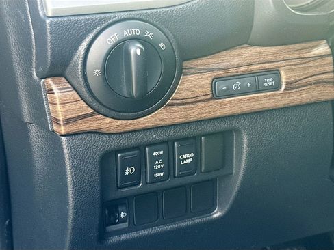 Used 2017 Nissan Titan SL image 10