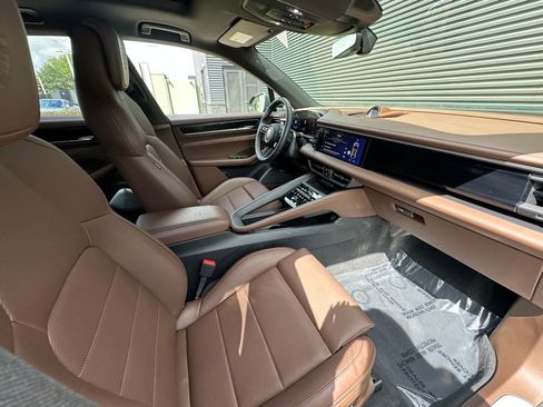 Certified 2025 Porsche Macan 4S Electric AWD/4WD image 43