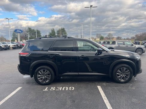 Used 2023 Nissan Pathfinder SV w/ SV Premium Package image 6