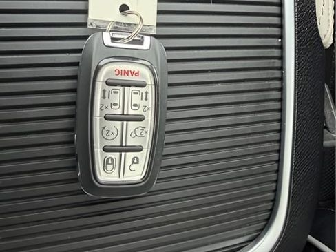 Certified 2024 Chrysler Pacifica Limited FWD image 29