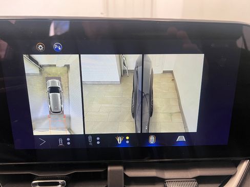 Used 2025 Chevrolet Equinox LT w/ Convenience Package II image 48