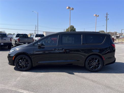 New 2026 Chrysler Pacifica Limited w/ S Appearance Package image 9