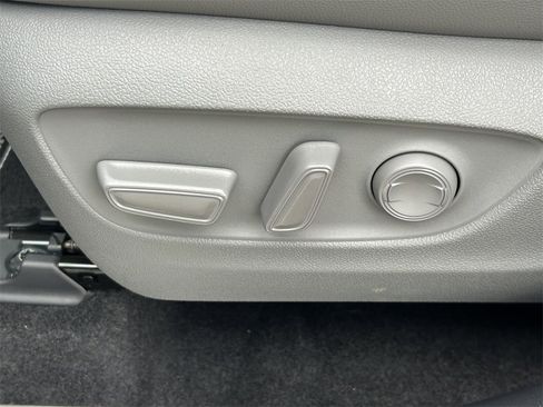 Used 2024 Toyota Highlander LE image 28