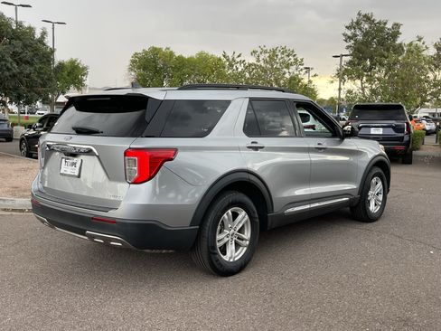 Used 2022 Ford Explorer XLT w/ Equipment Group 202A AWD/4WD image 5