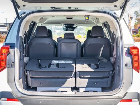 New 2026 Kia Carnival EX FWD image 11